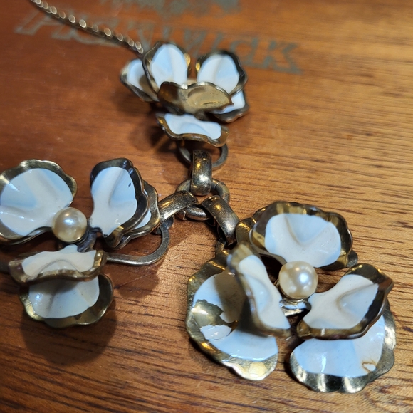 Vintage Brass Tone Floral Necklace with Creme Enameling and Faux Pearls - Picture 4 of 16